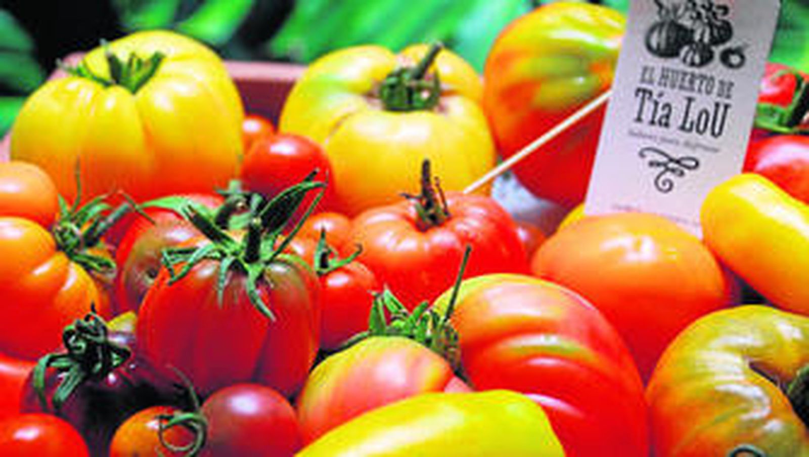 Explosión de colorido en una de las cajas de tomates.