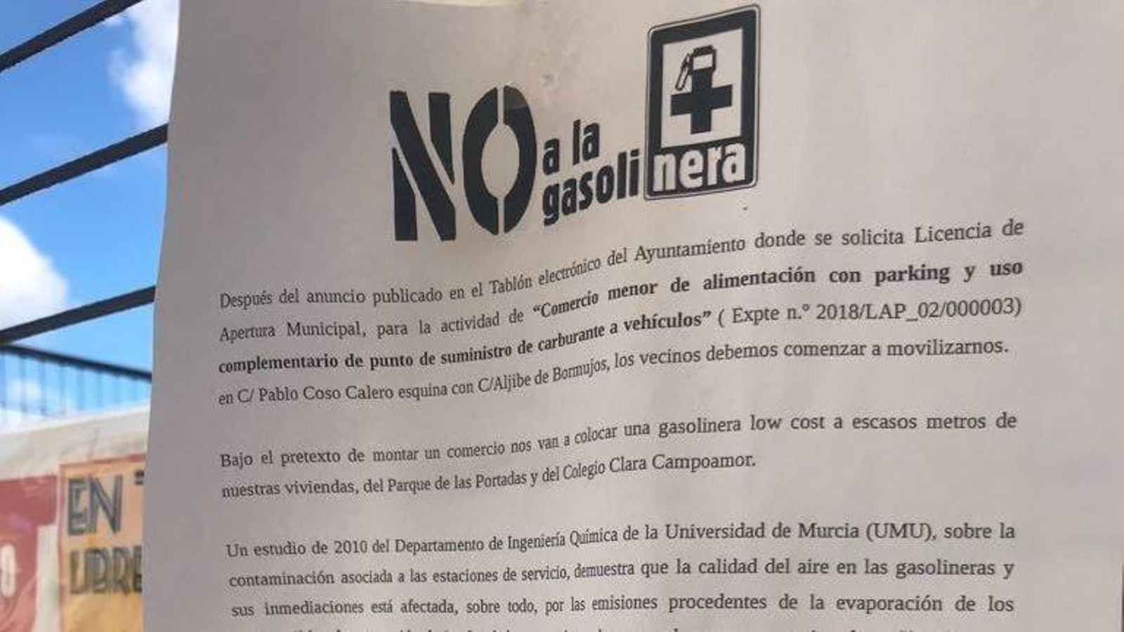 Los carteles que se han colocado para recoger firmas en contra de comercio con gasolinera.