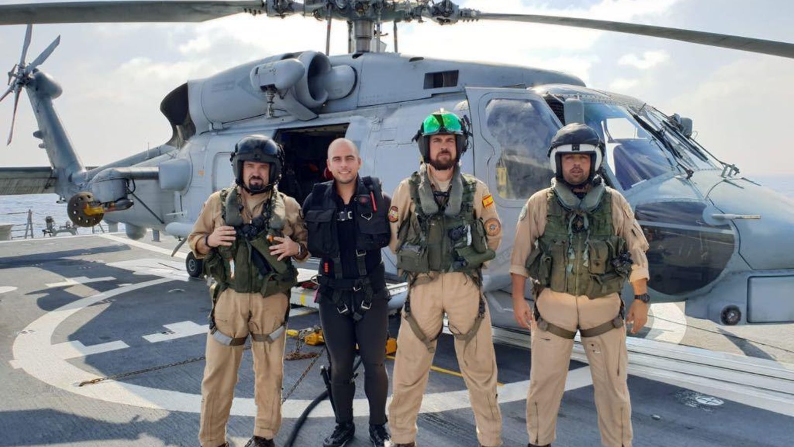 Dotación de vuelo del helicóptero de la 10ª Escuadrilla embarcado en la 'Cristóbal Colón'.