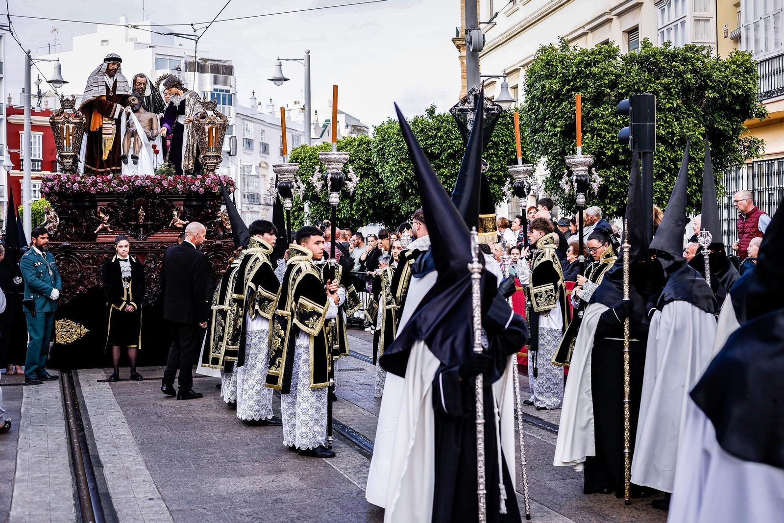 Imágenes de la salida de la Soledad en la Semana Santa de San Fernando 2025