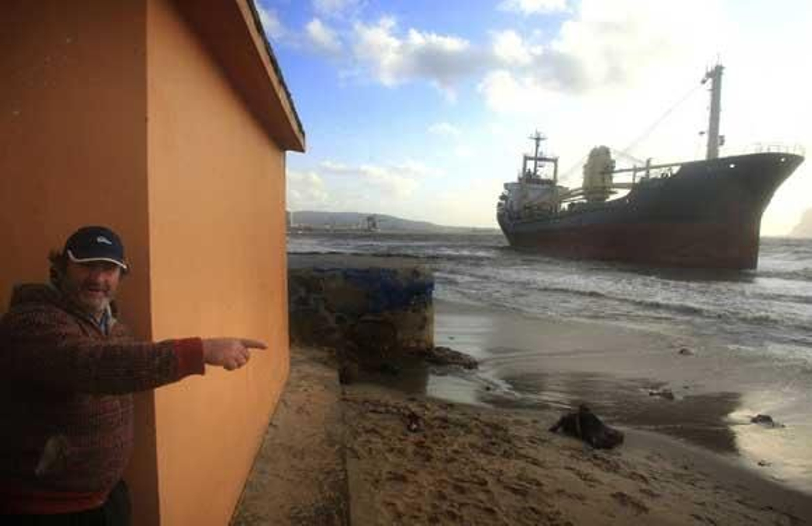 El temporal de Levante hace que el buque 'Rhea' vare en El Rinconcillo tras rechazar la ayuda de Capitanía./Fotos:Erasmo Fenoy 

Foto: Erasmo Fenoy