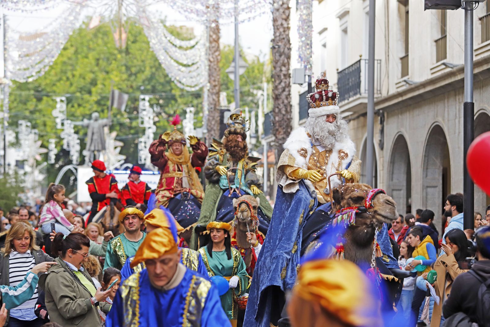 Imágenes de la mágica llegada de los Reyes Magos y la Estrella de la Ilusión a Huelva en barco