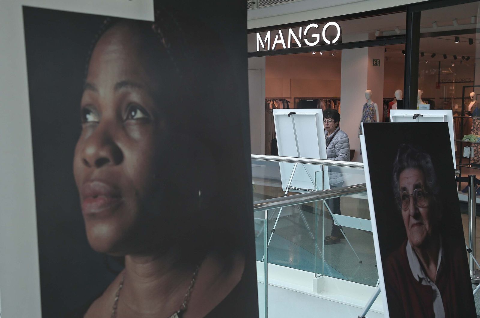 Fotos de la exposición 'Idas y venidas' en el centro comercial Puerta Europa  en Algeciras