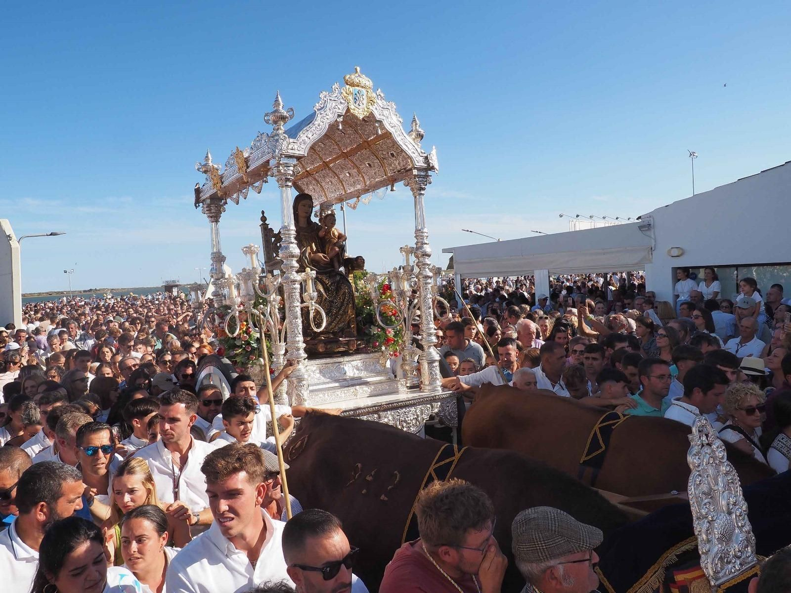 Imágenes del desembarco de la Virgen de la Bella en el Terrón de Lepe