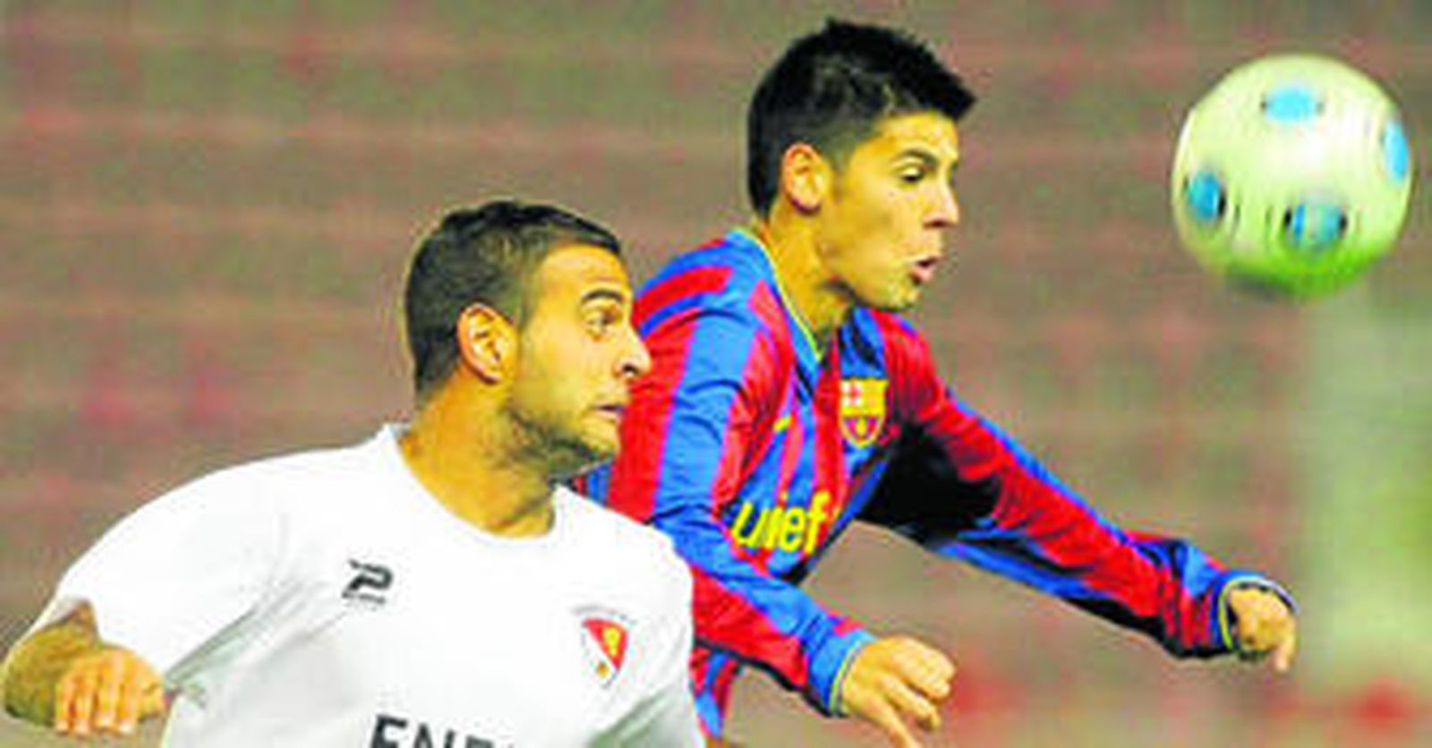 Alberto Heredia, a la izquierda, disputa un balón con la camiseta del Terrasa ante un canterano del Barcelona, la pasada temporada.