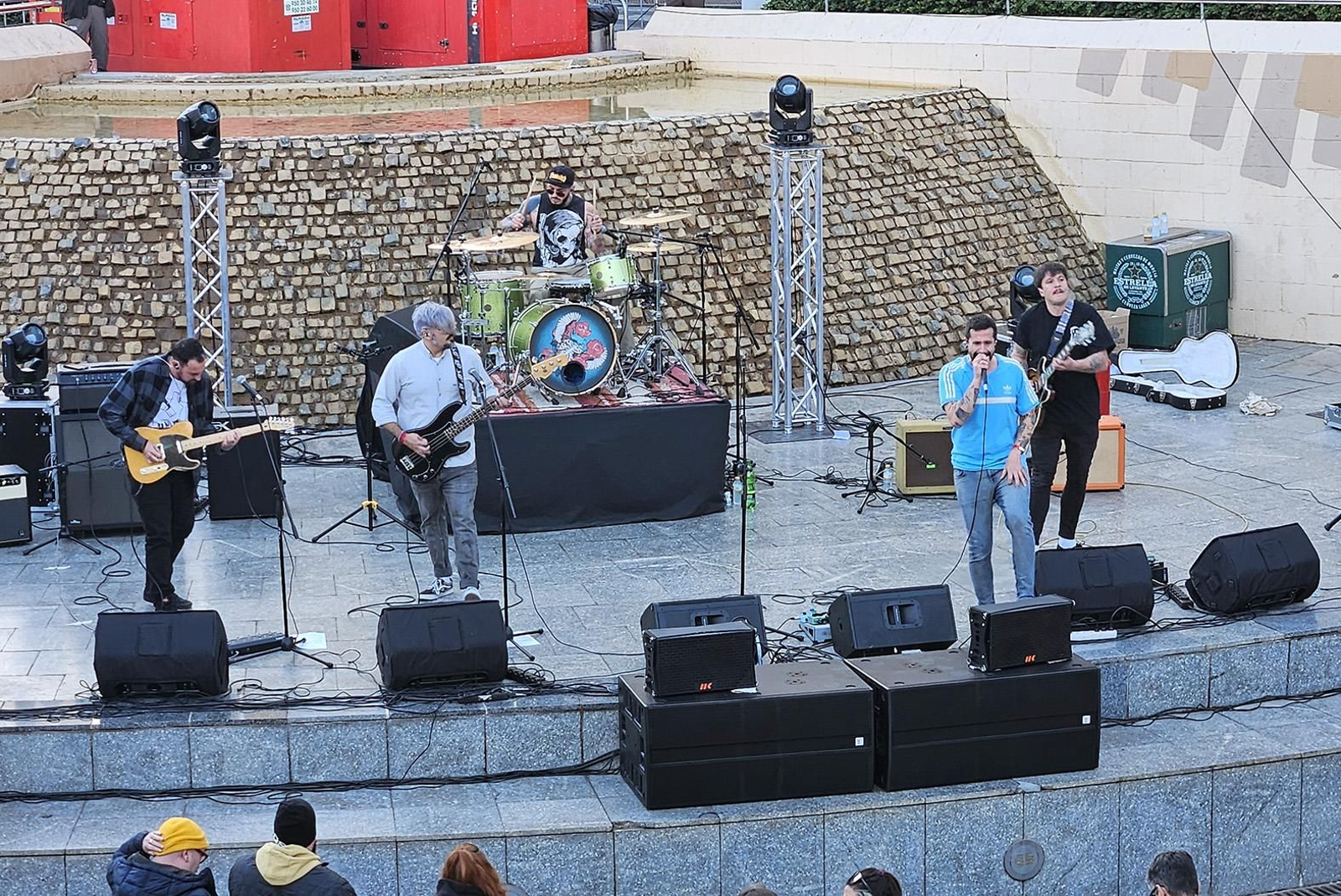 Me Ofendes, Diciembre pese a su relativa juventud, la banda desplegó hechuras elevadas.