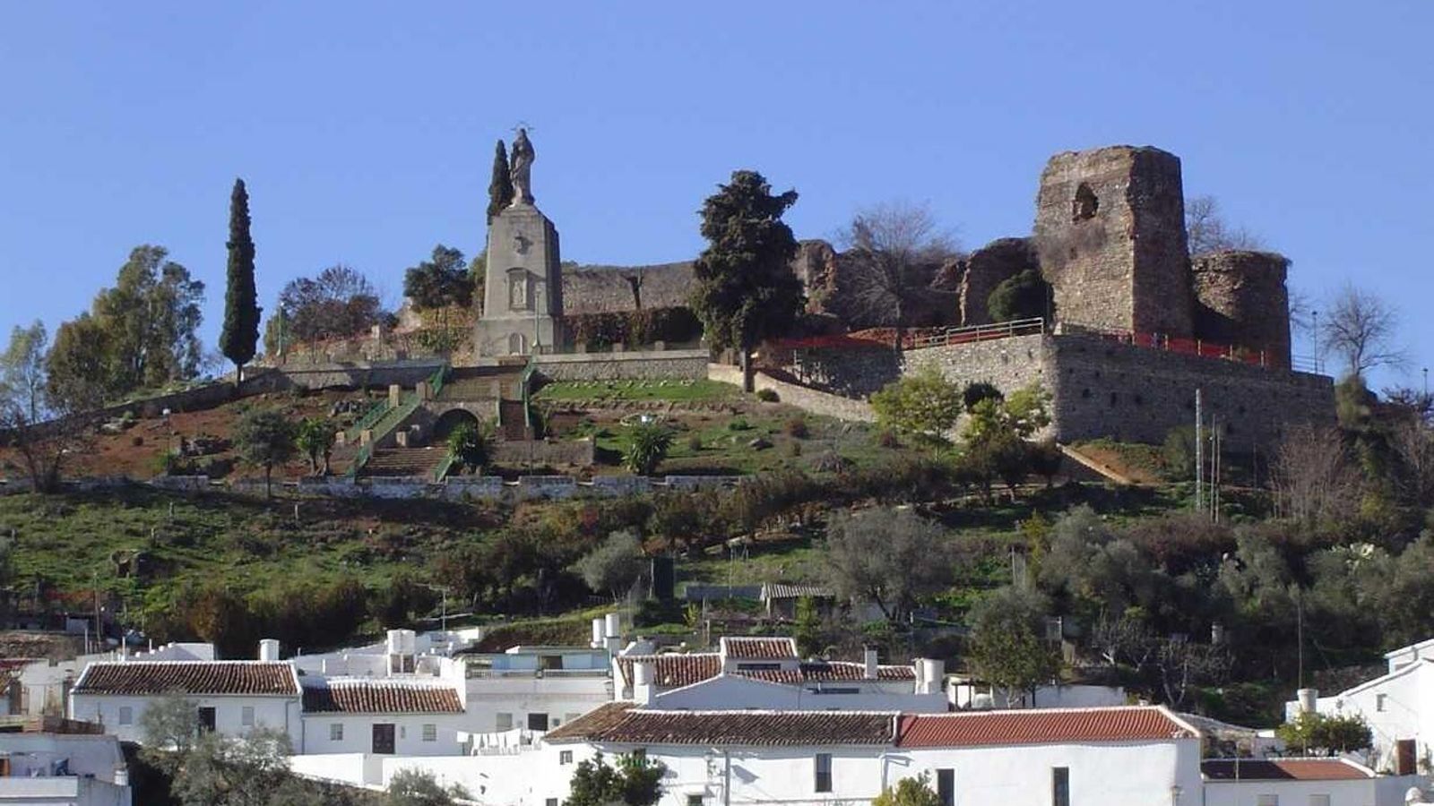 El Castillo de Constantina visto desde el municipio.
