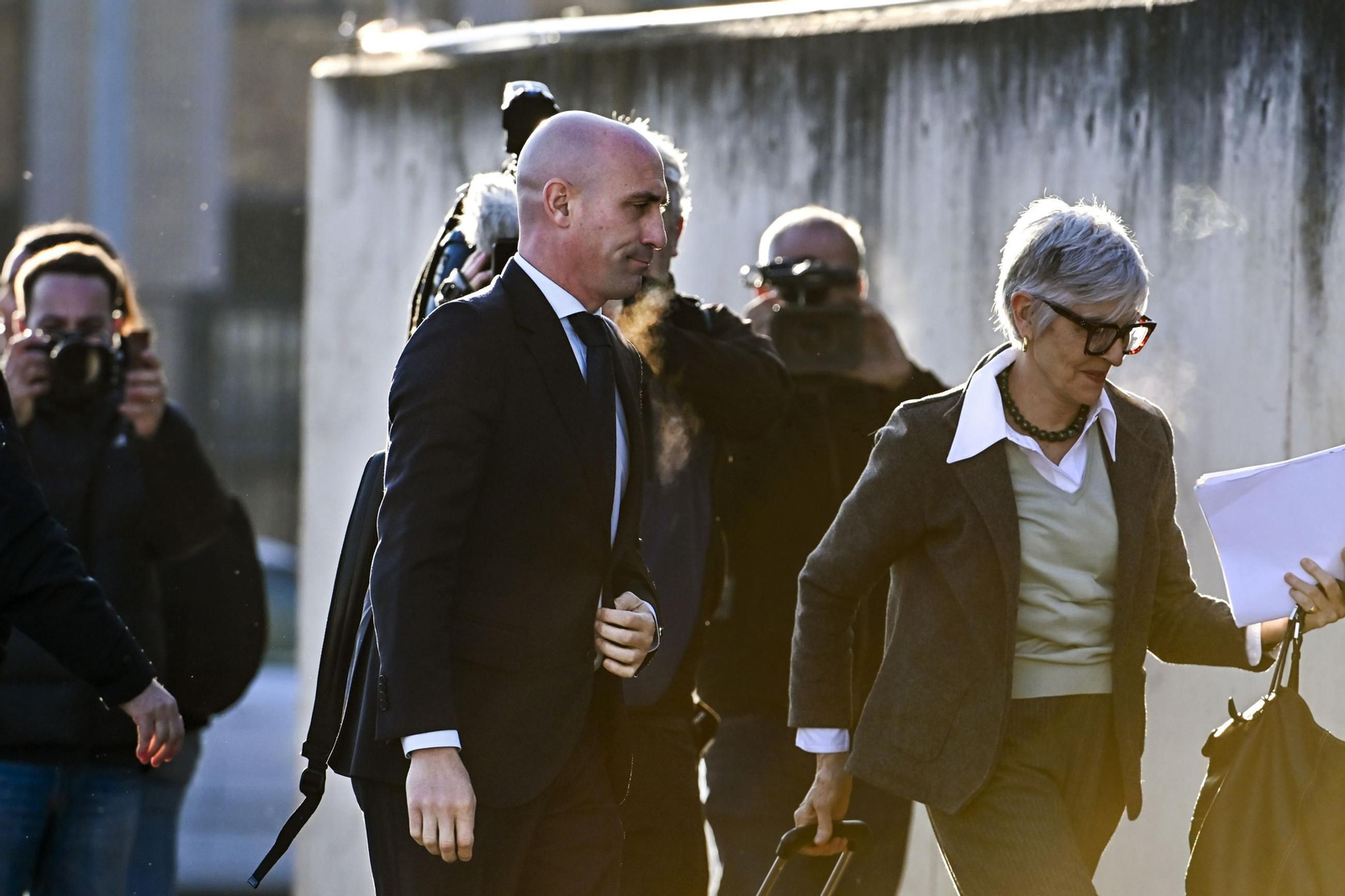 Las fotos del día de la declaración de Rubiales en el juicio