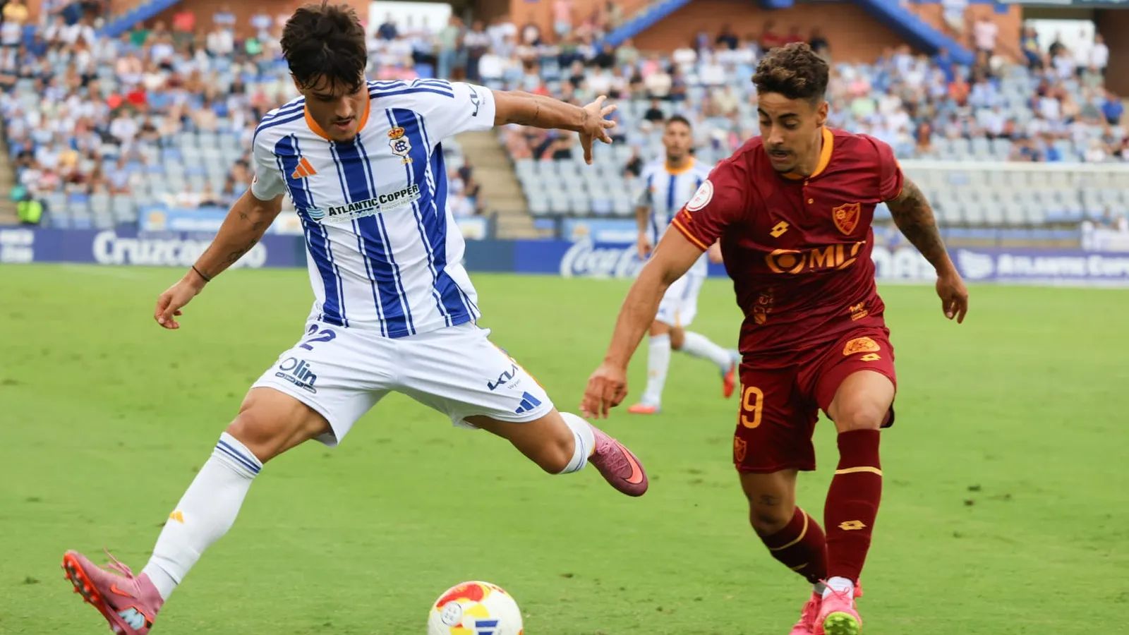 Caramelo y Néstor Senra pelean por una pelota en el duelo de la primera vuelta.