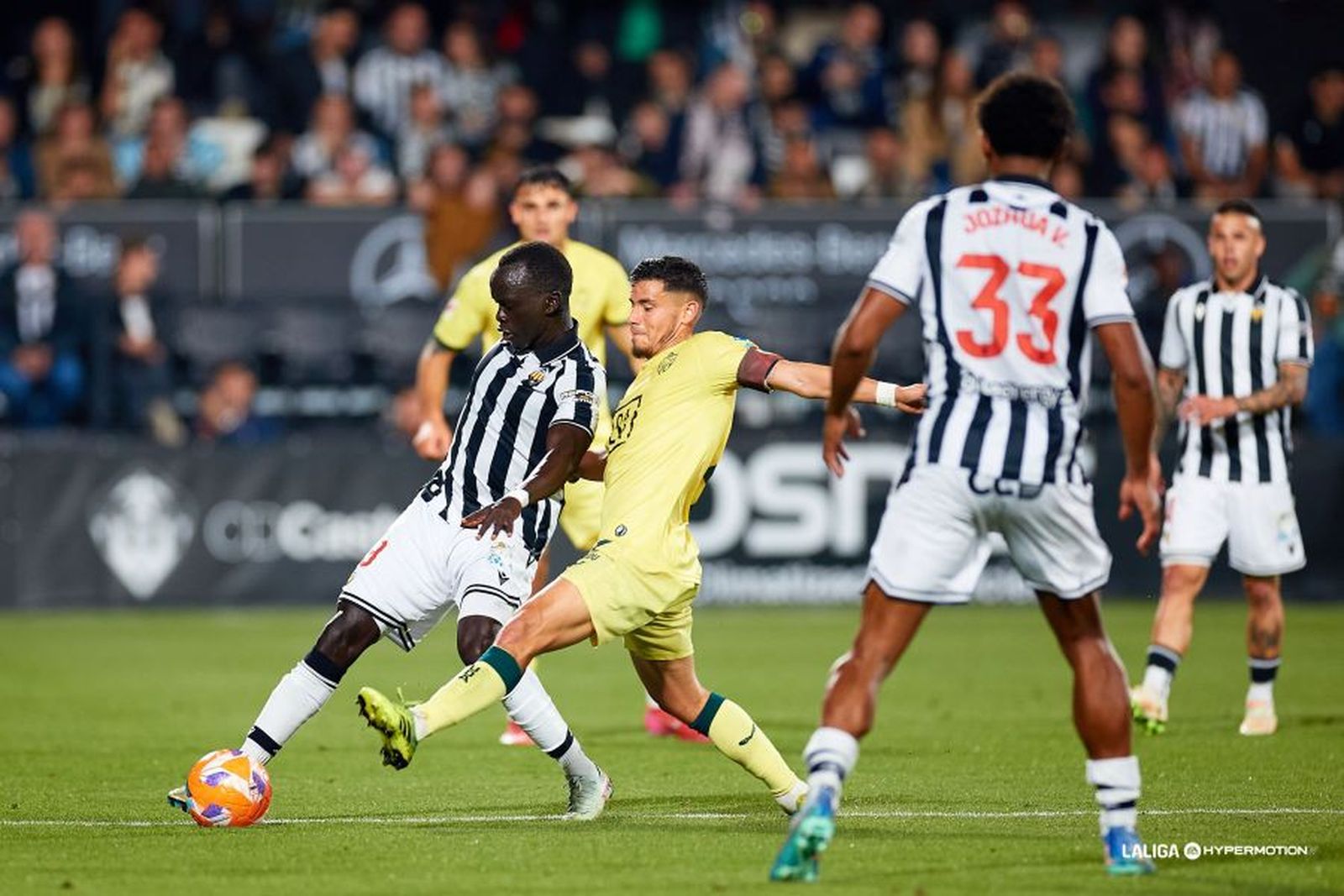 Lucas Robertone, el capitán este pasado viernes, intenta arrebatarle el balón al albinegro Awer Mabil durante el choque frente al Castellón.