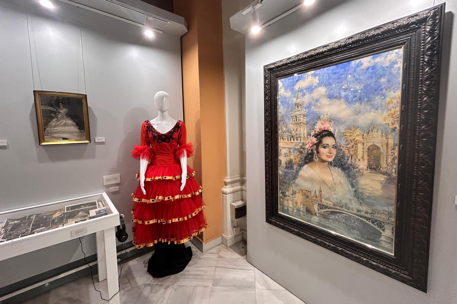 Vestidos, cuadros y fotos componen la exposición por los 100 años de Juanita Reina.