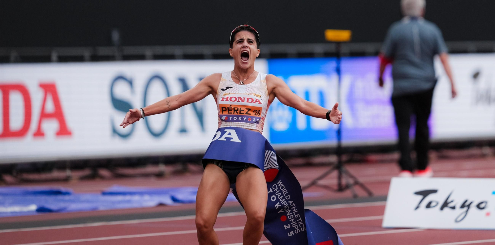María Pérez festeja su segundo oro mundial en la línea de meta del estadio de Tokio.