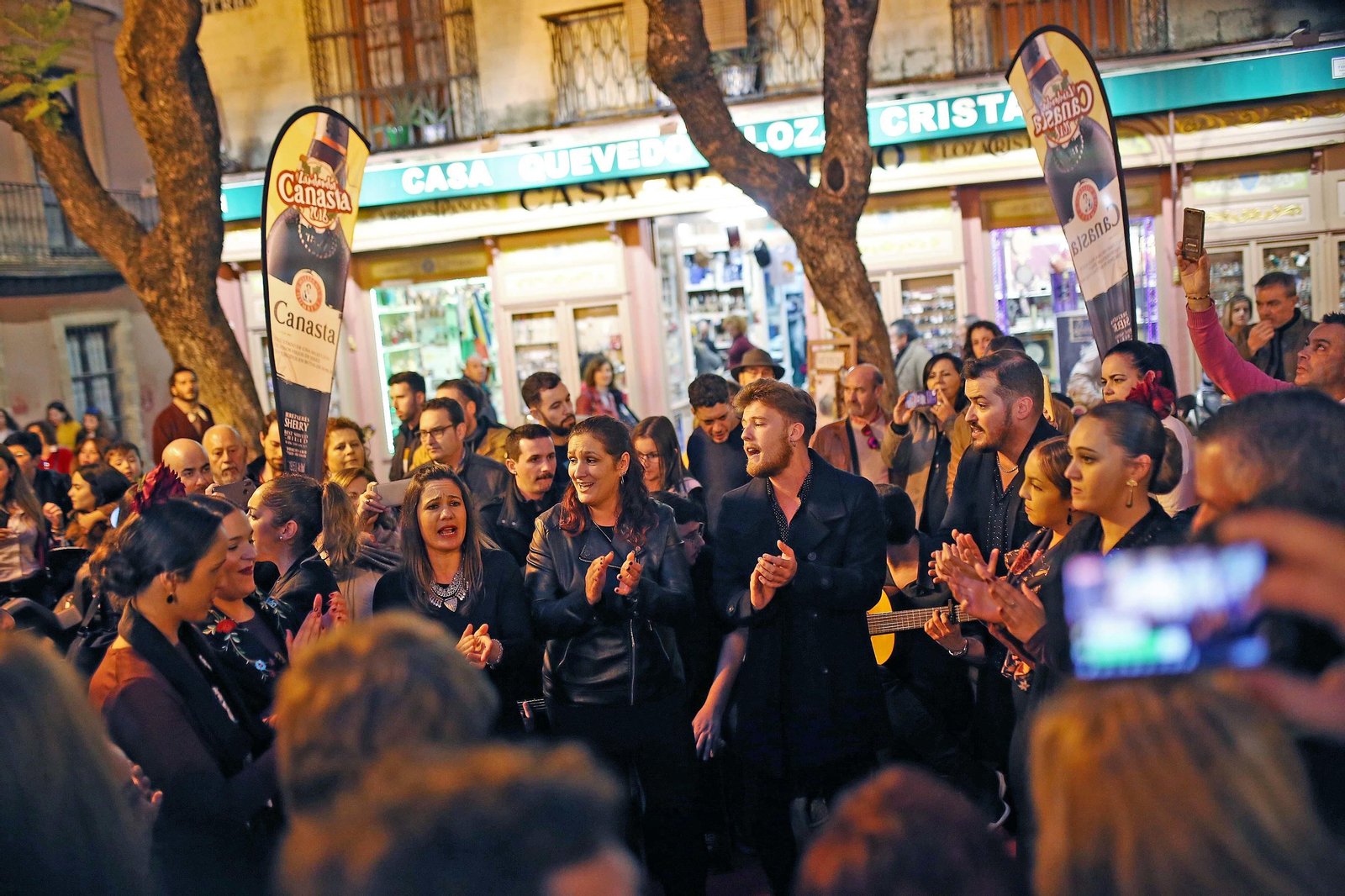 Numeroso público en la zambomba celebrada en la plaza de la Yerba durante el puente.