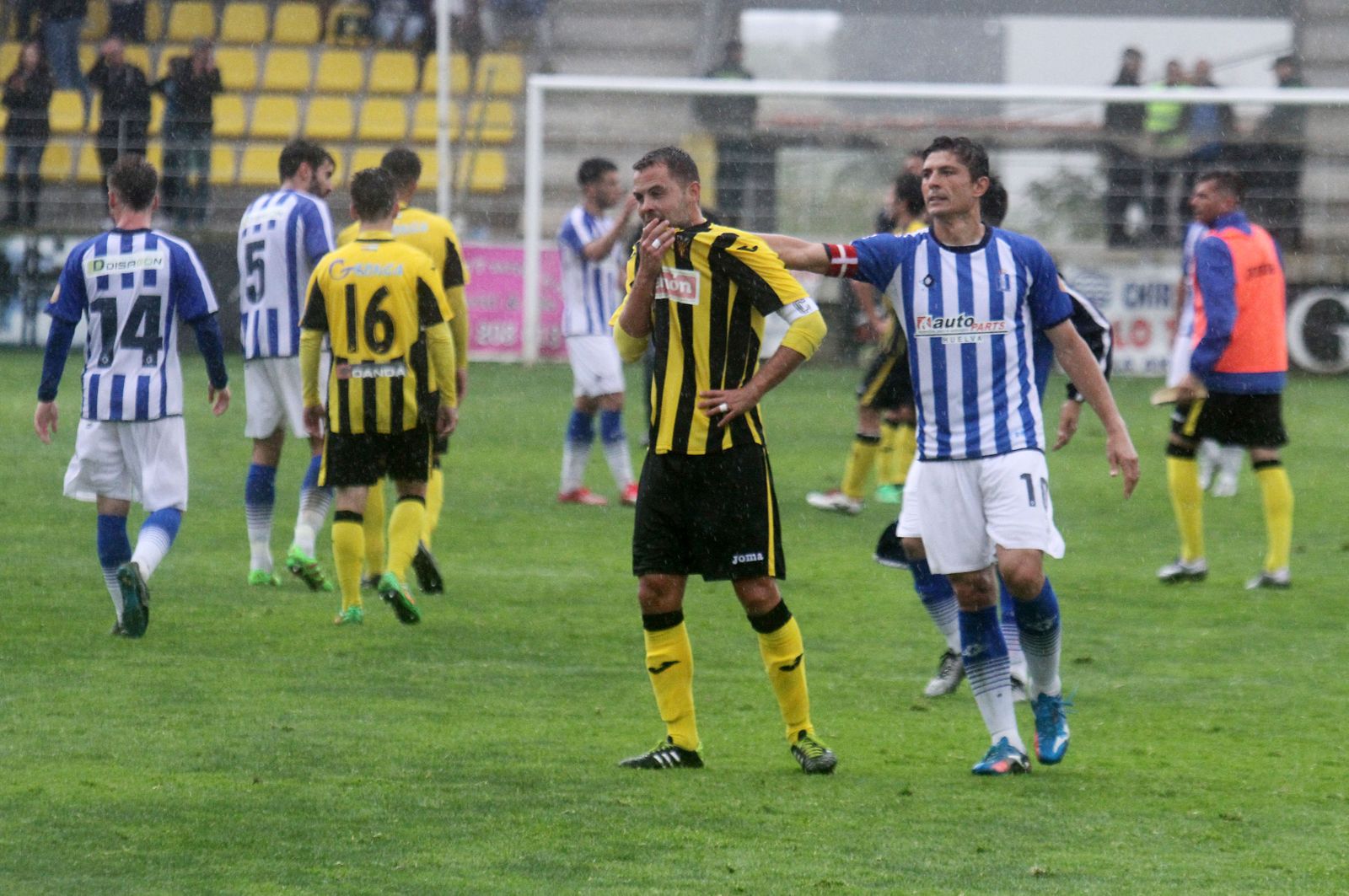Jesús Vázquez va a saludar a un rival tras el derbi de mayo de 2016 en el Ciudad de Lepe.