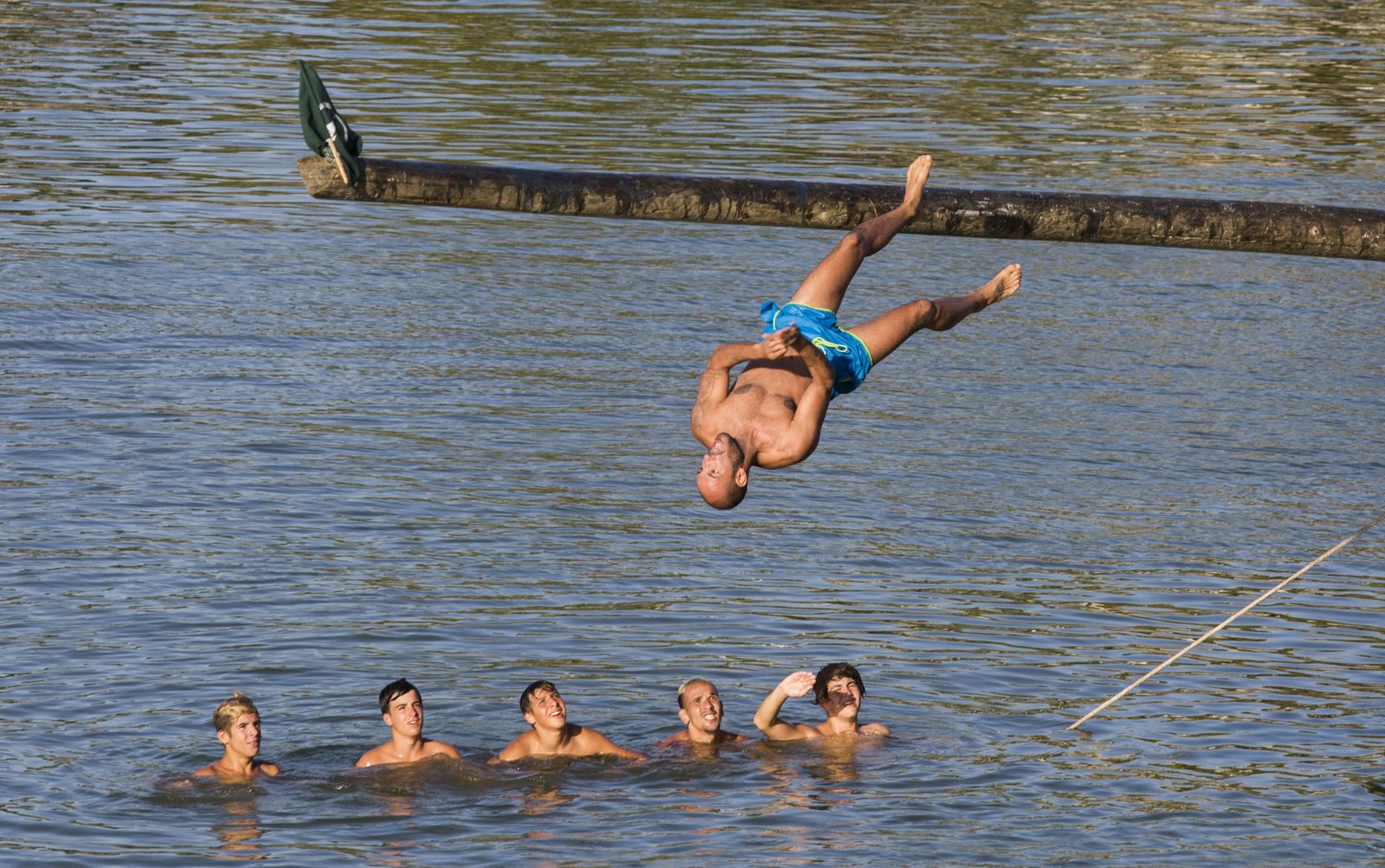 La cucaña de la Velá de Triana, en imágenes