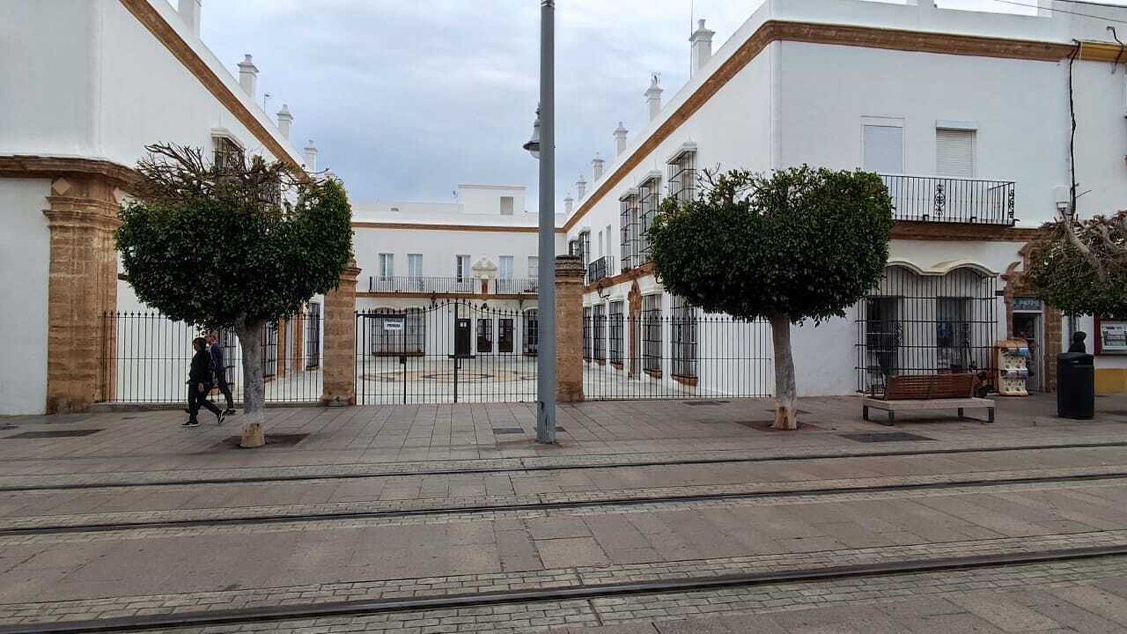 Los árboles y una catenaria del tranvía afectan a la visión del Patio Cambiazo, BIC y Monumento Nacional.