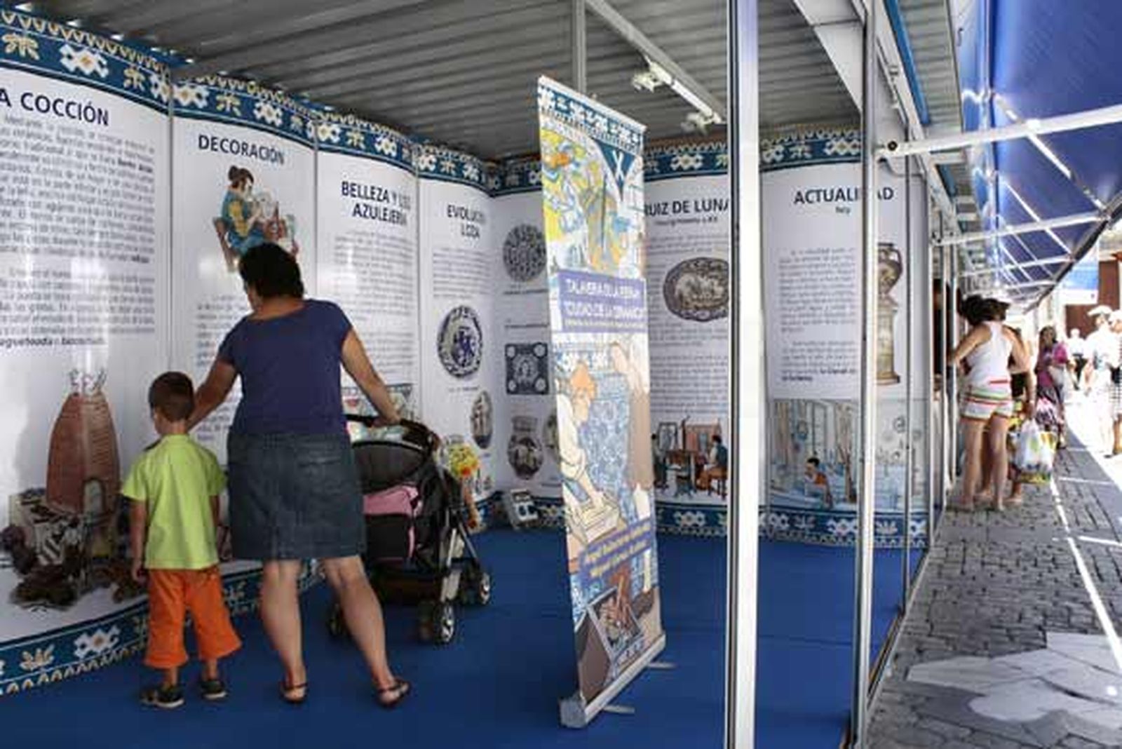 La Catedral despierta rodeada de ánforas, vasijas, botijos, útiles de cocina y macetas de barro

Foto: Almudena Torres