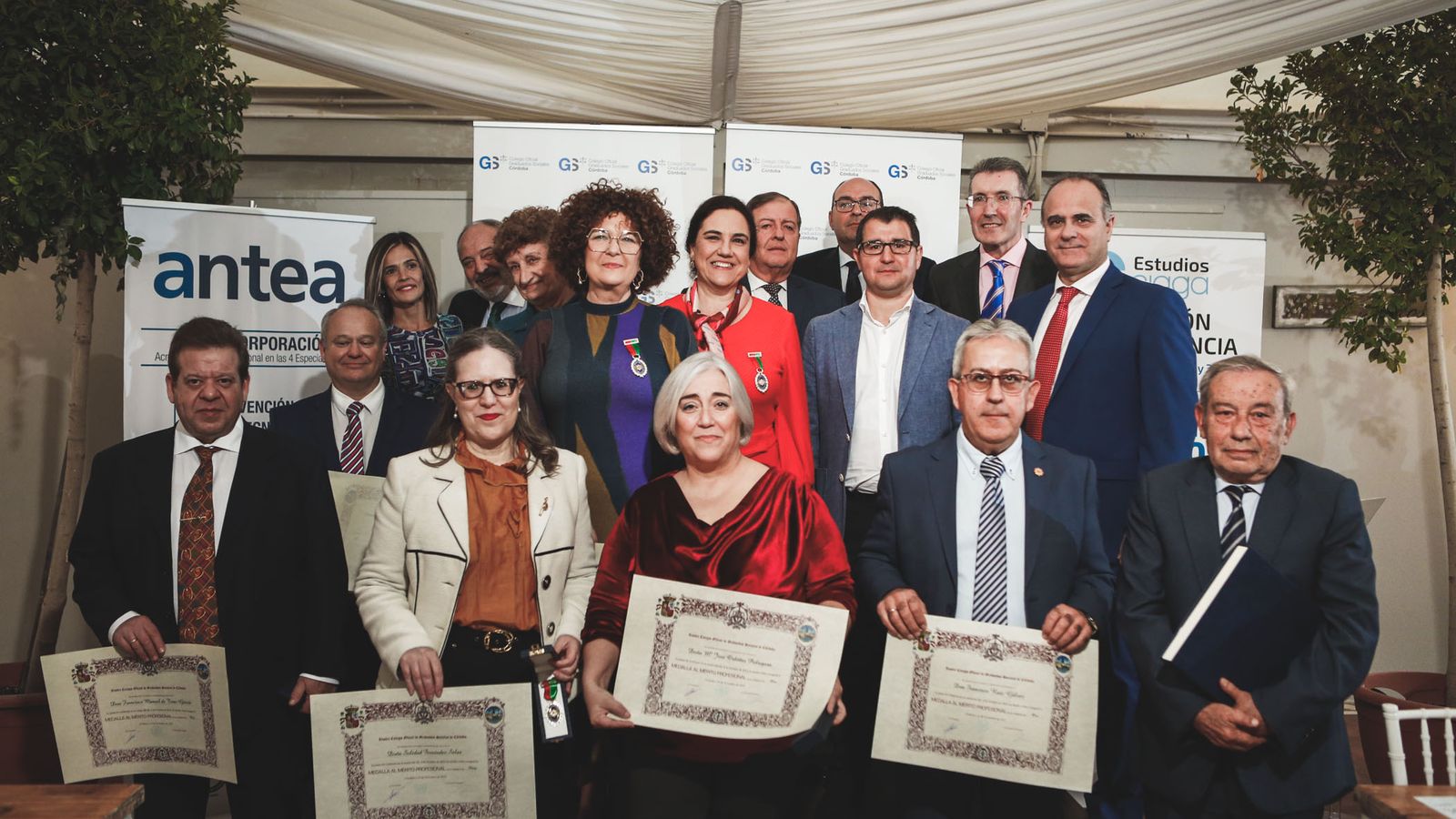 Foto de familia de los colegiados que recibieron las  Medallas y distinciones de honor durante el almuerzo con motivo de los actos patronales de la Corporación de Graduados Sociales de Córdoba