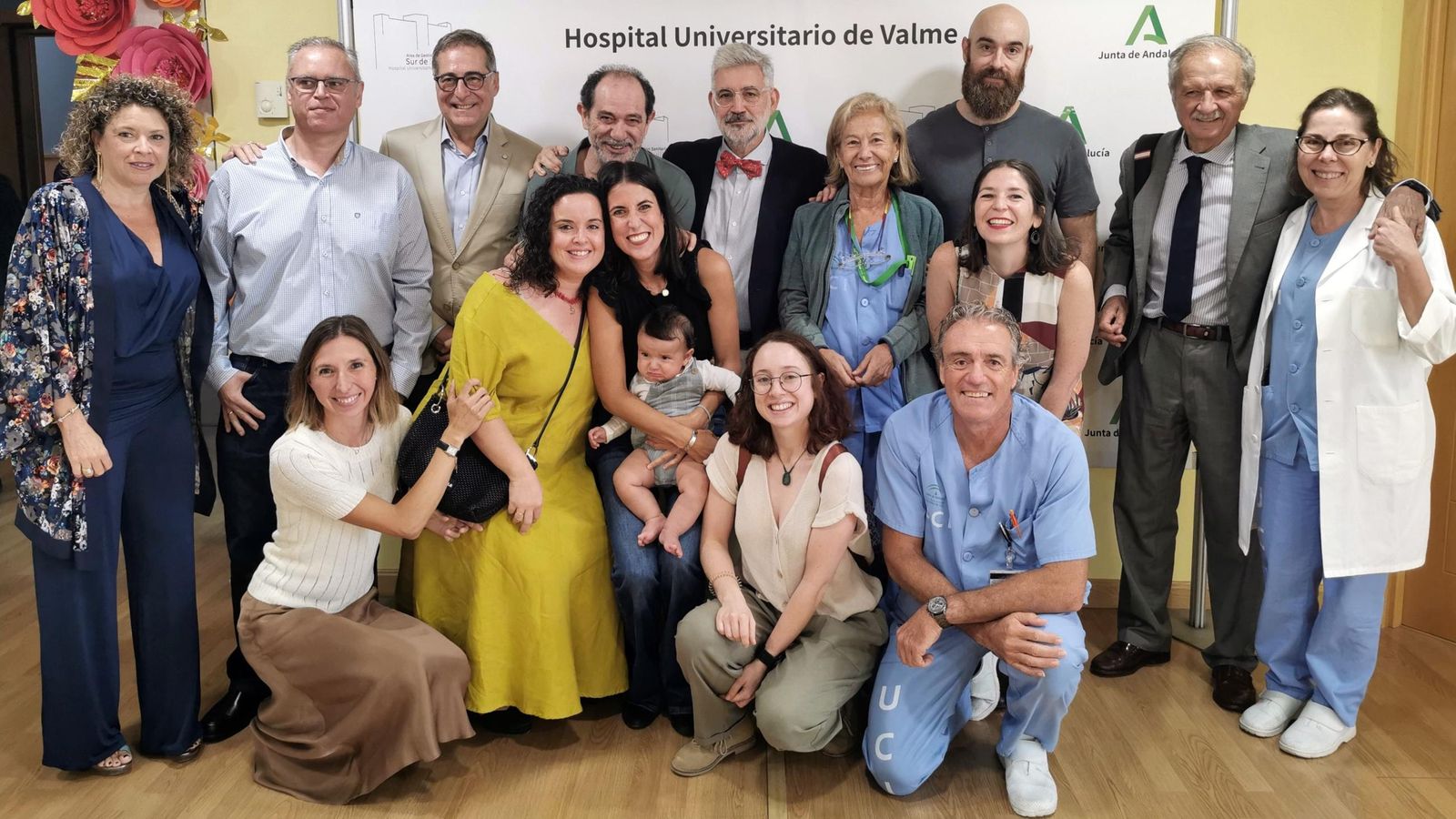 Antonio Lesmes, en el centro, junto al equipo de profesionales de la UCI del Hospital de Valme.