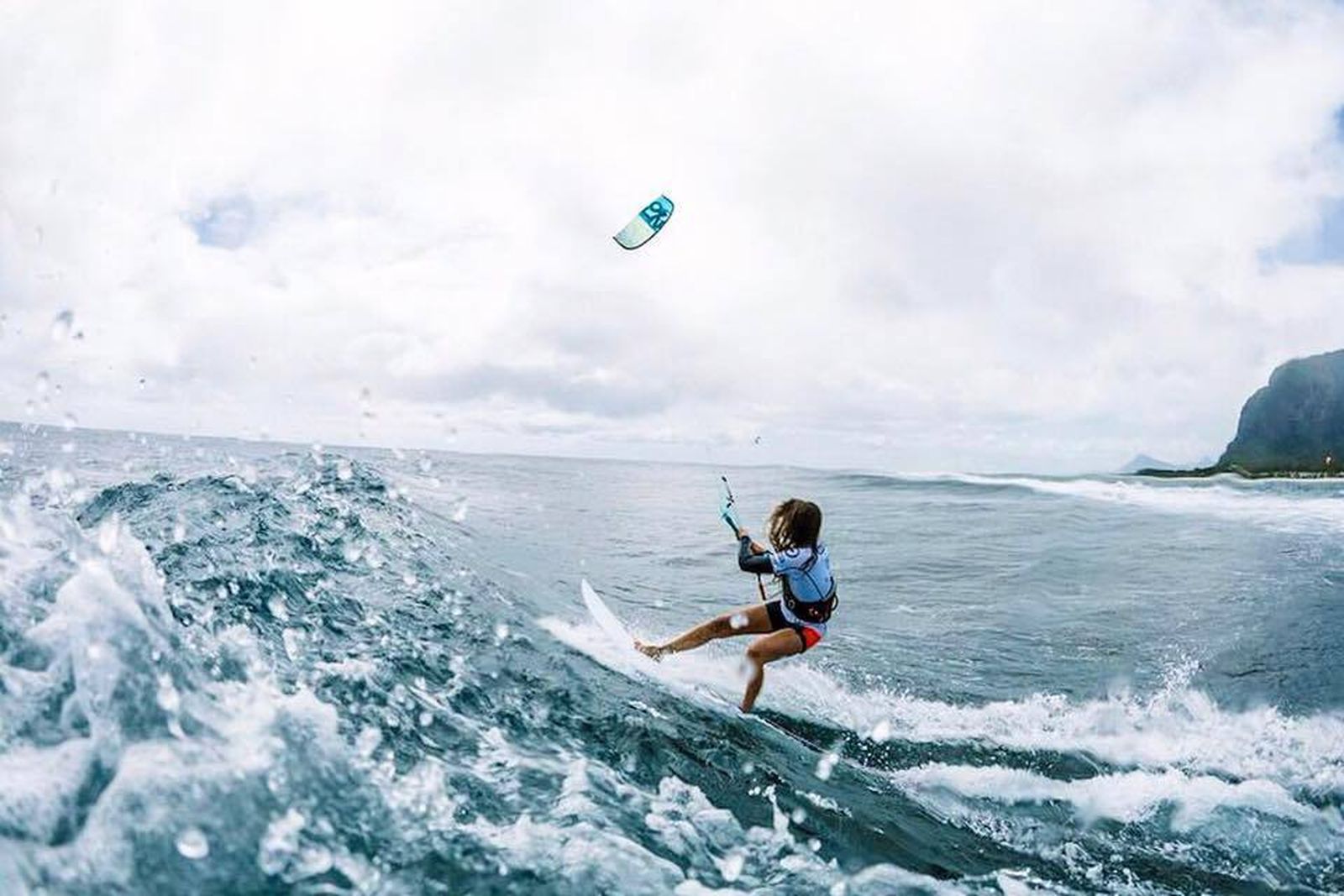 Gisela Pulido compite entre olas