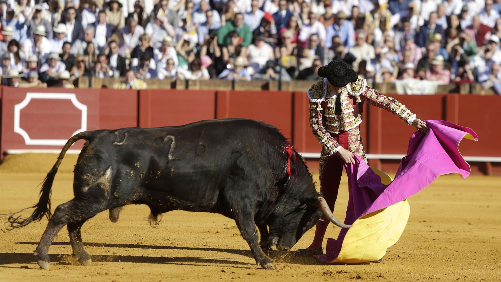 El Juli, en un lance al segundo astado.
