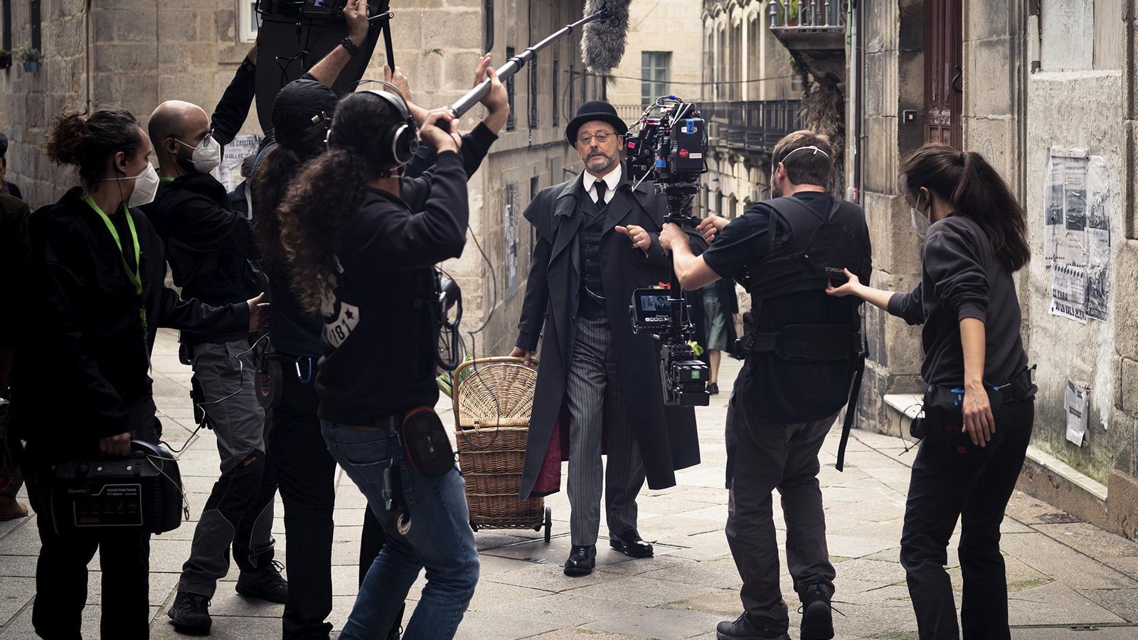 El actor Jean Reno en las calles de Vigo este martes en el rodaje de 'Un asunto privado'