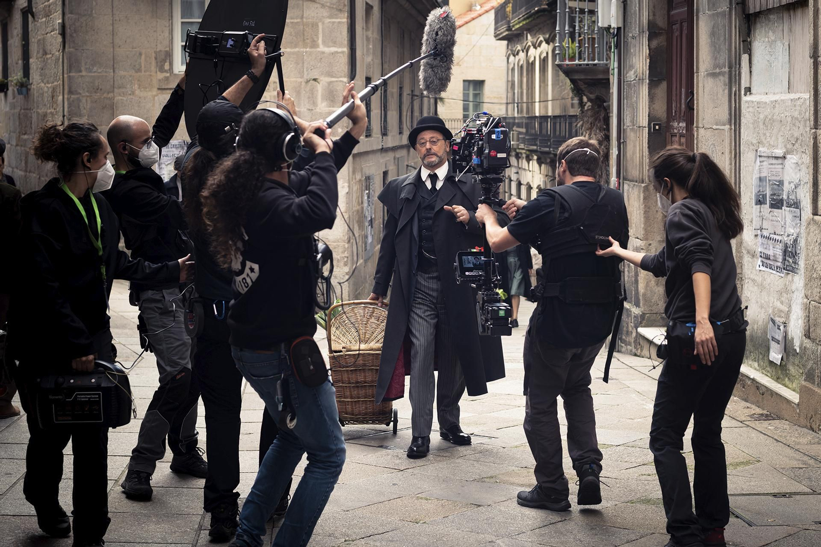 El actor Jean Reno en las calles de Vigo este martes en el rodaje de 'Un asunto privado'