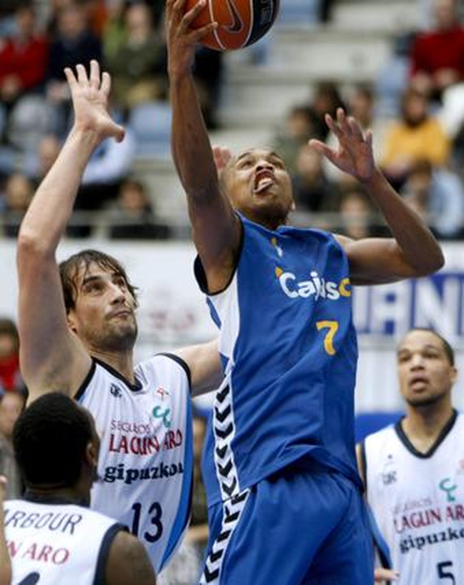 El escolta norteamericano del Cajasol Ellis entra a canasta ante el pívot del Lagun Aro David Doblas.

Foto: Juan Herrero (EFE)