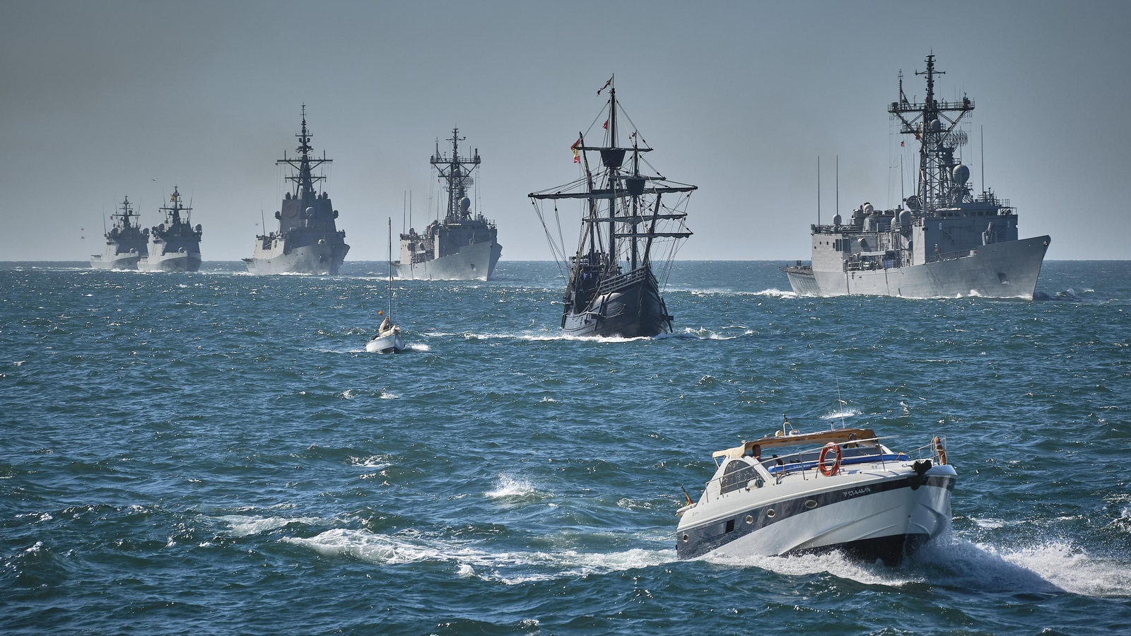 Parada naval y aérea en homenaje a Elcano en aguas de Sanlúcar. Parada naval y aérea en homenaje a Elcano en aguas de Sanlúcar.