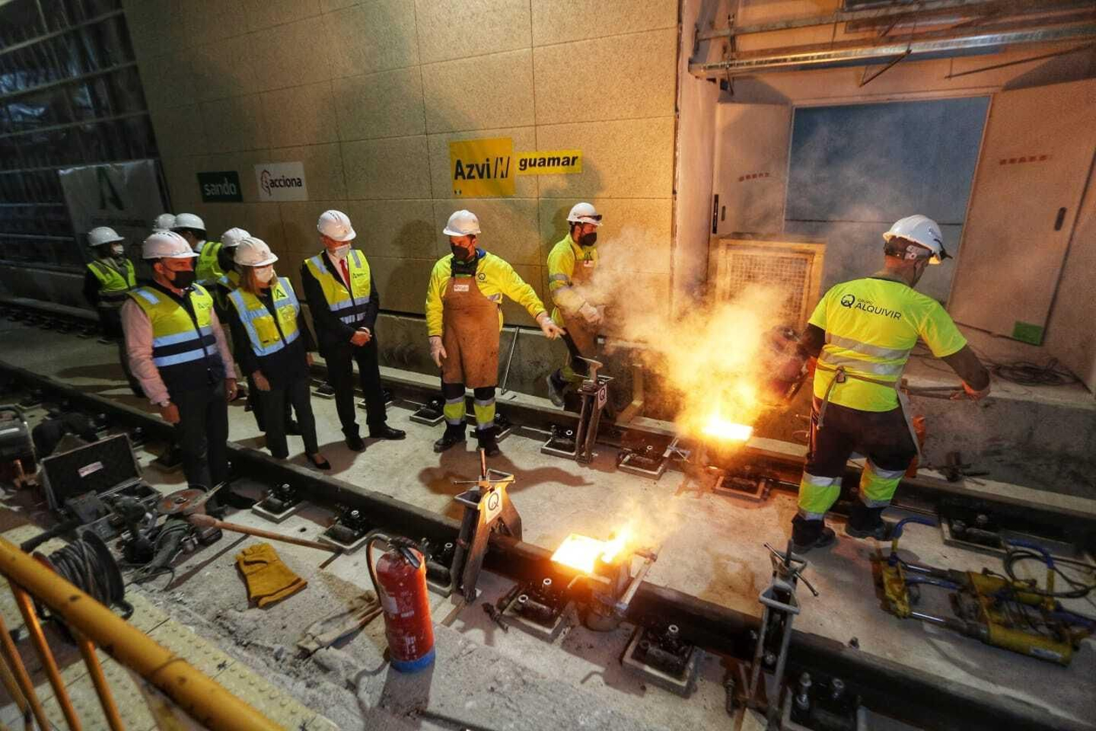 Bendodo, Carazo y De la Torre observan la última soldadura de las vías del Metro.