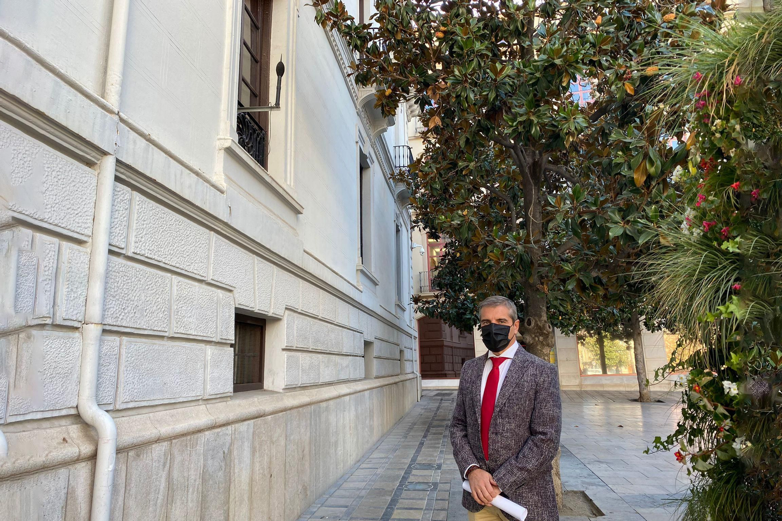 César Díaz junto al medidor acústico de la Plaza del Carmen