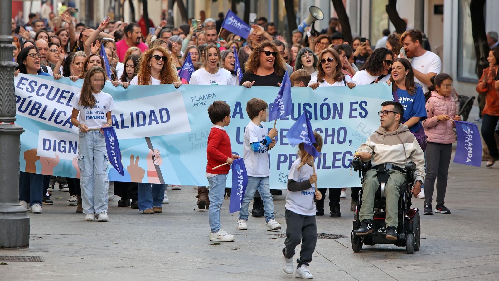 Manifestación de la Flampa de Jerez contra las faltas de recursos por necesidades especiales