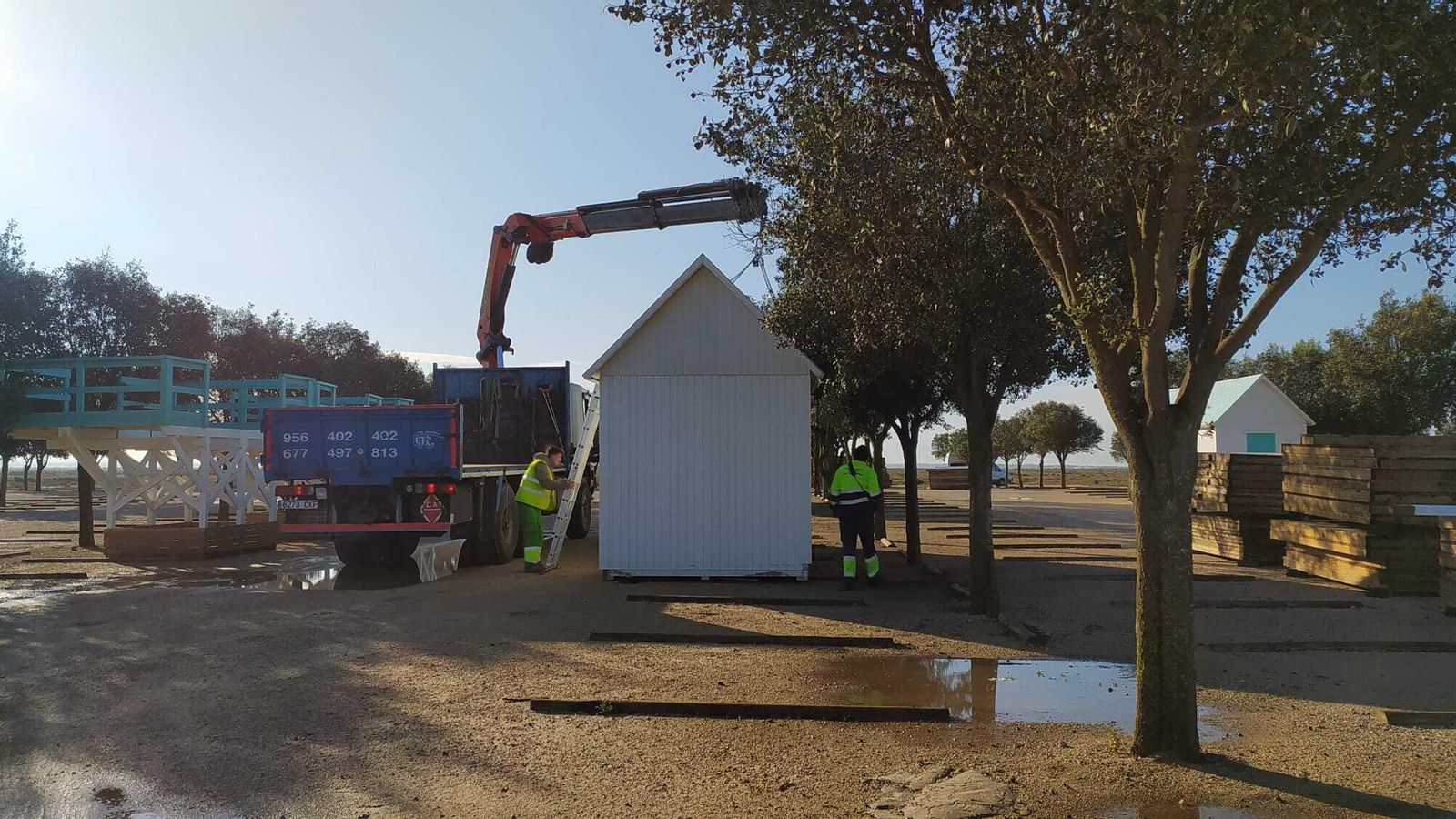 Descargando módulos y material en la playa.