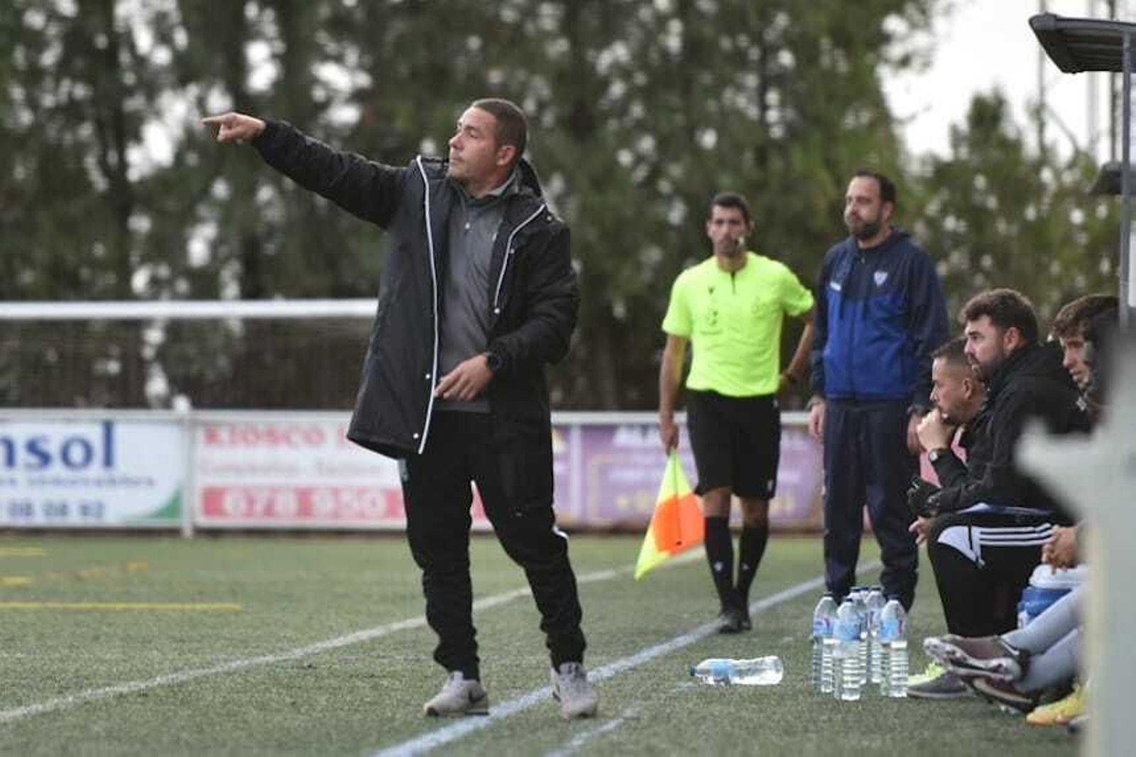 Juan Carlos da instrucciones a sus jugadores en la banda del Eloy Ávila.