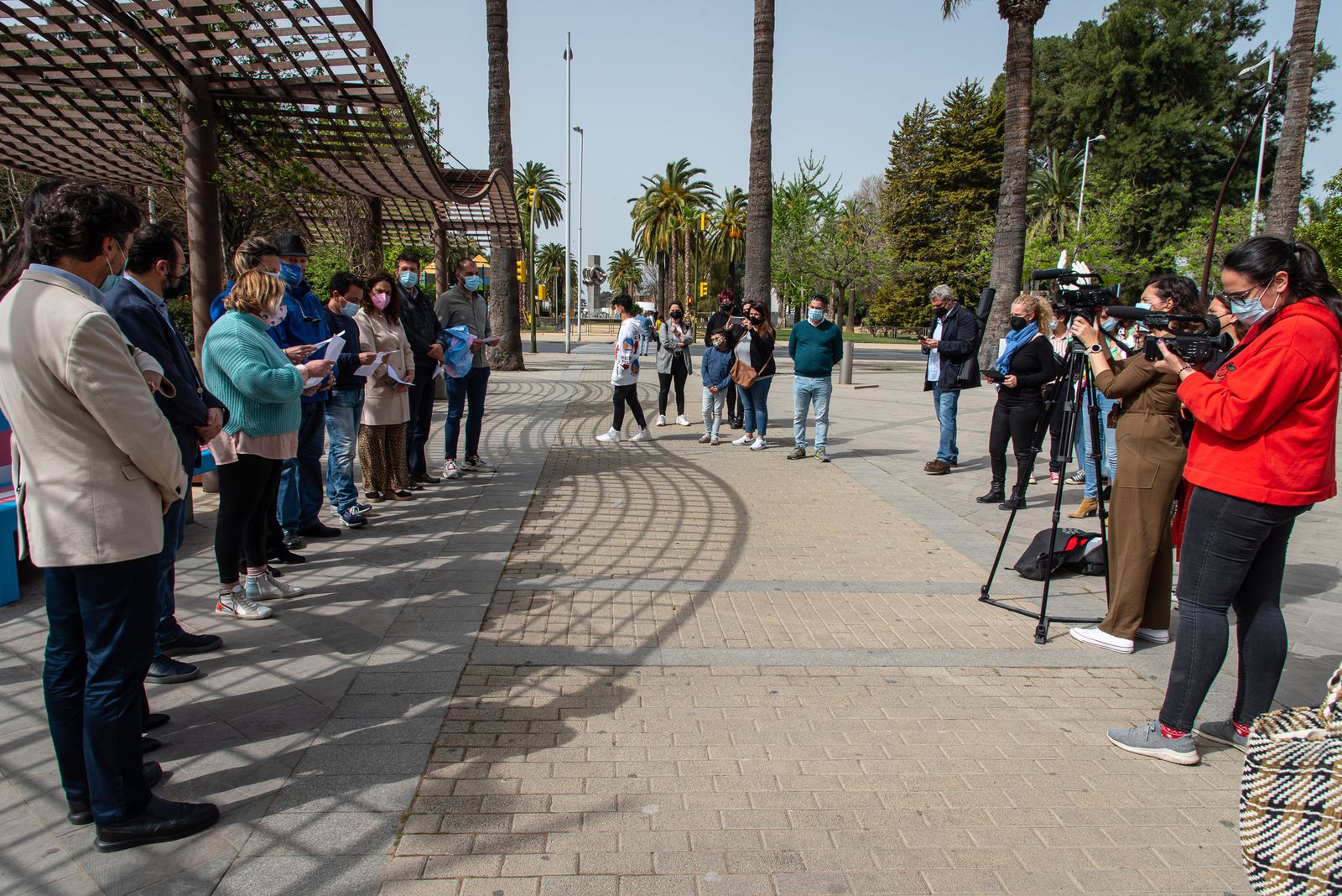 Imágenes de la inauguración del banco trans en Huelva