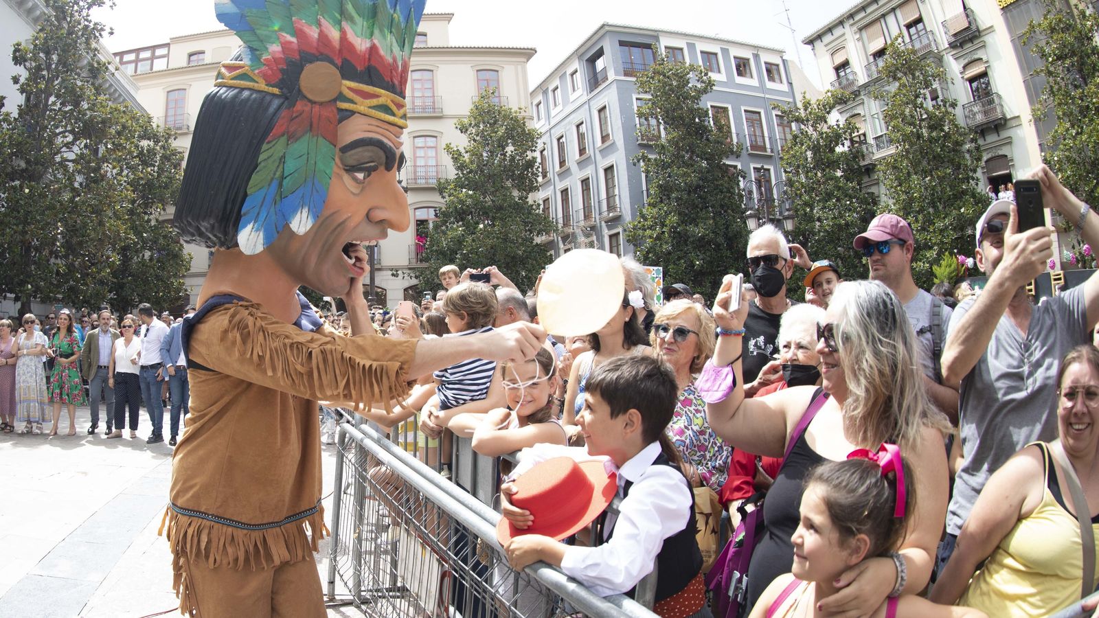 Uno de los cabezudos haciendo de las suyas con los más pequeños.
