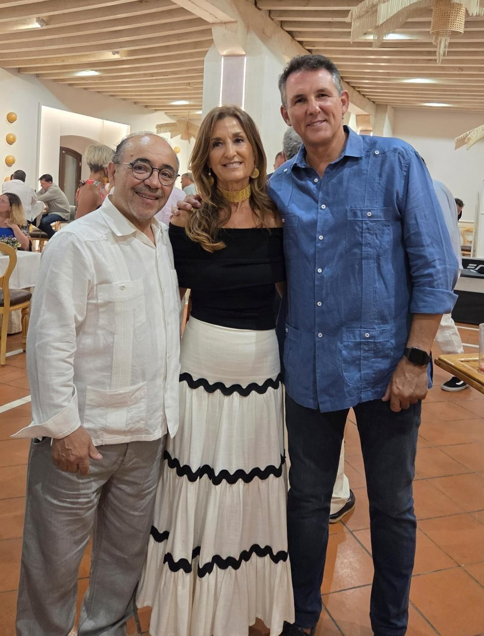 El pregonero Joaquín Hernández ‘Kiki’ con Miriam Cervera y Gonzalo Posada durante la XII Velada de la Guayabera.