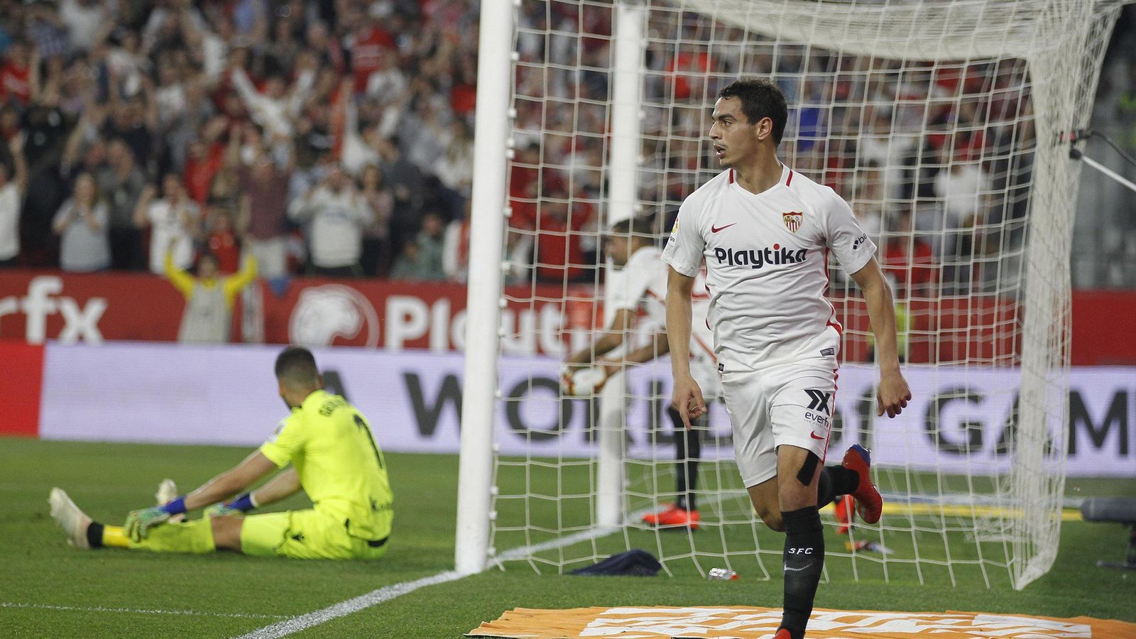 Ben Yedder celebra uno de sus tres tantos.