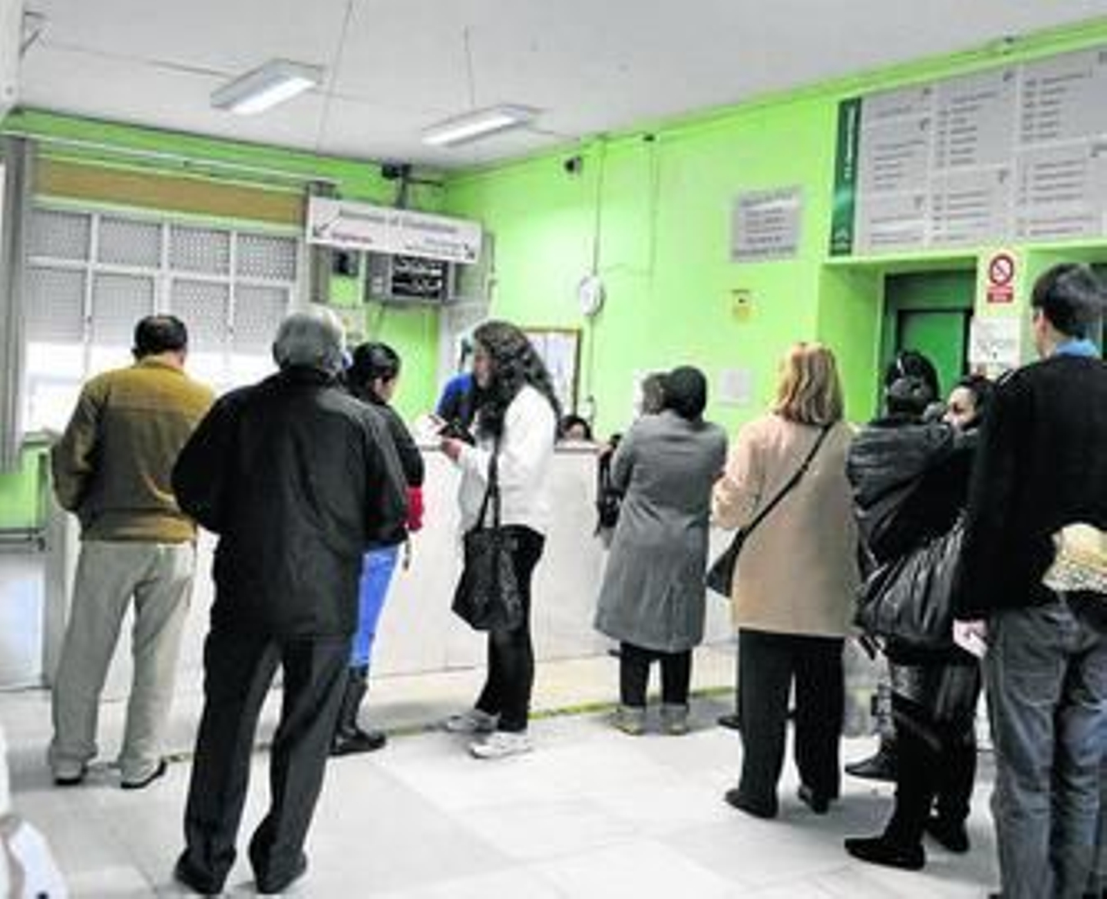 Usuarios hacen cola en el ambulatorio Menéndez Tolosa.