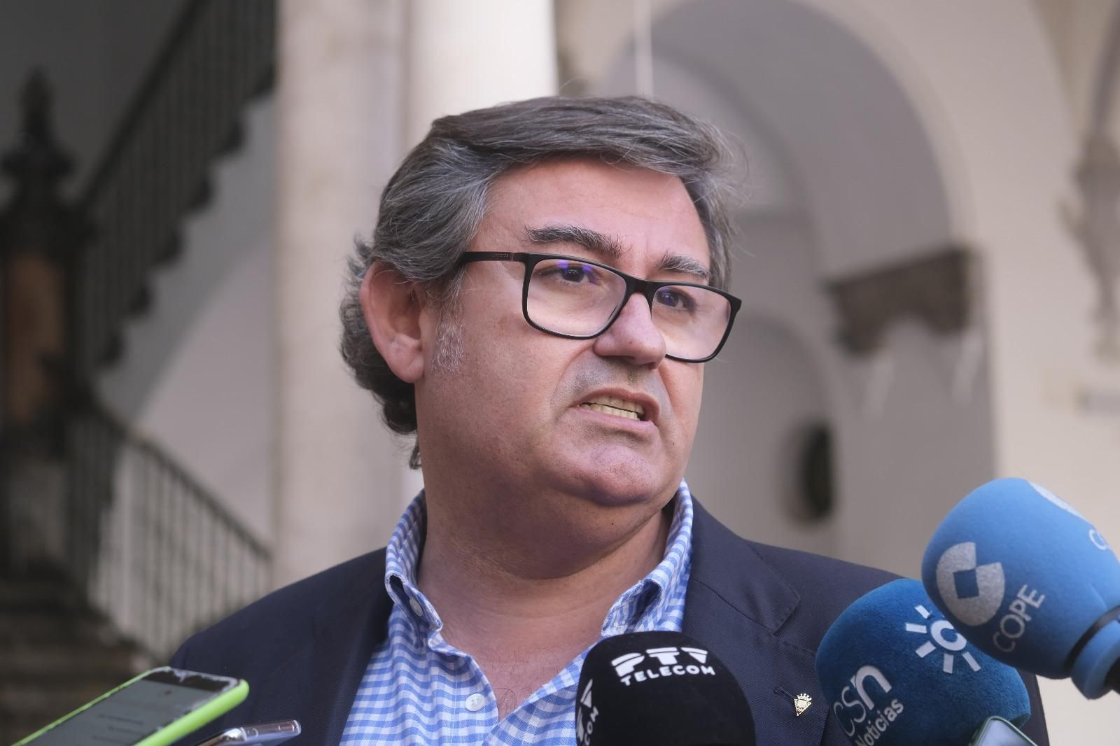 Javier González Calvo, presidente del Córdoba CF, en su atención a los medios de comunicación. Javier González Calvo, presidente del Córdoba CF, en su atención a los medios de comunicación.