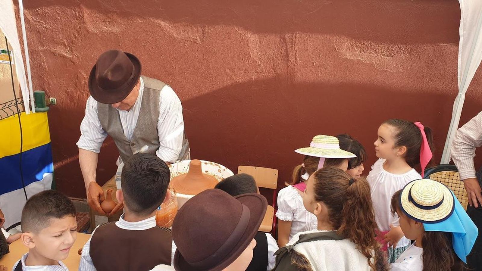 El maestro artesano, vestido con ropas tradicionales, participando en las actividades del Día de Canarias