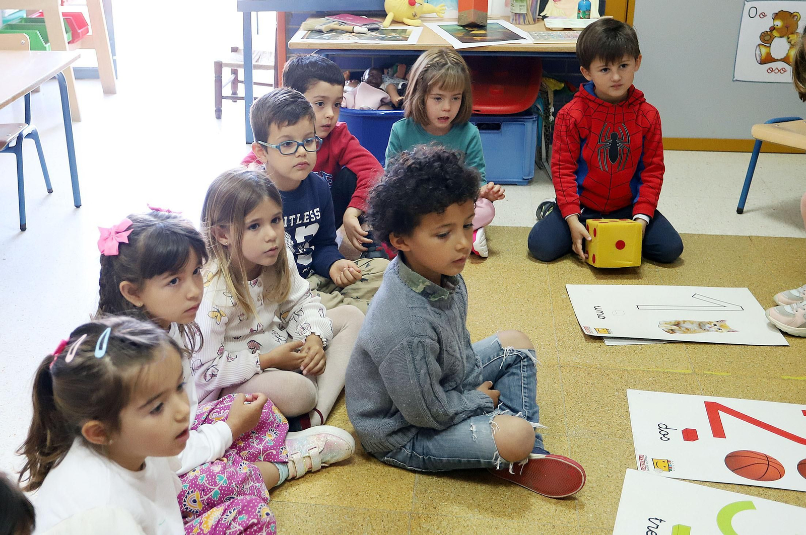 Imágenes de los alumnos de infantil de El Puntal haciendo de periodistas
