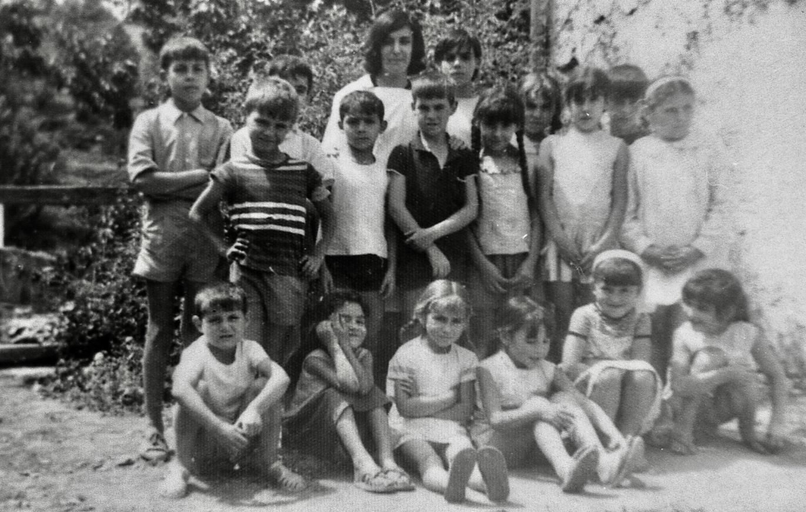 María Bustar y sus alumnos en la escuela de Las Chinas.