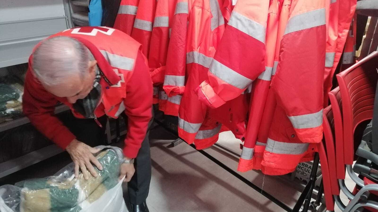 Acopio de mantas para el reparto por Cruz Roja
