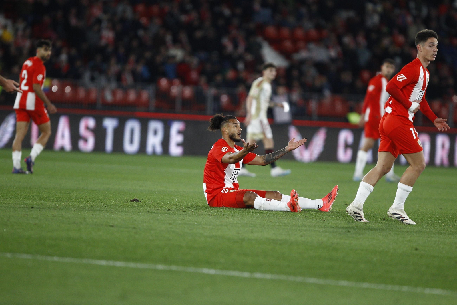 La U.D. Almería se impone por 1-0 al C.D. Mirandés y alcanza la segunda plaza, en imágenes