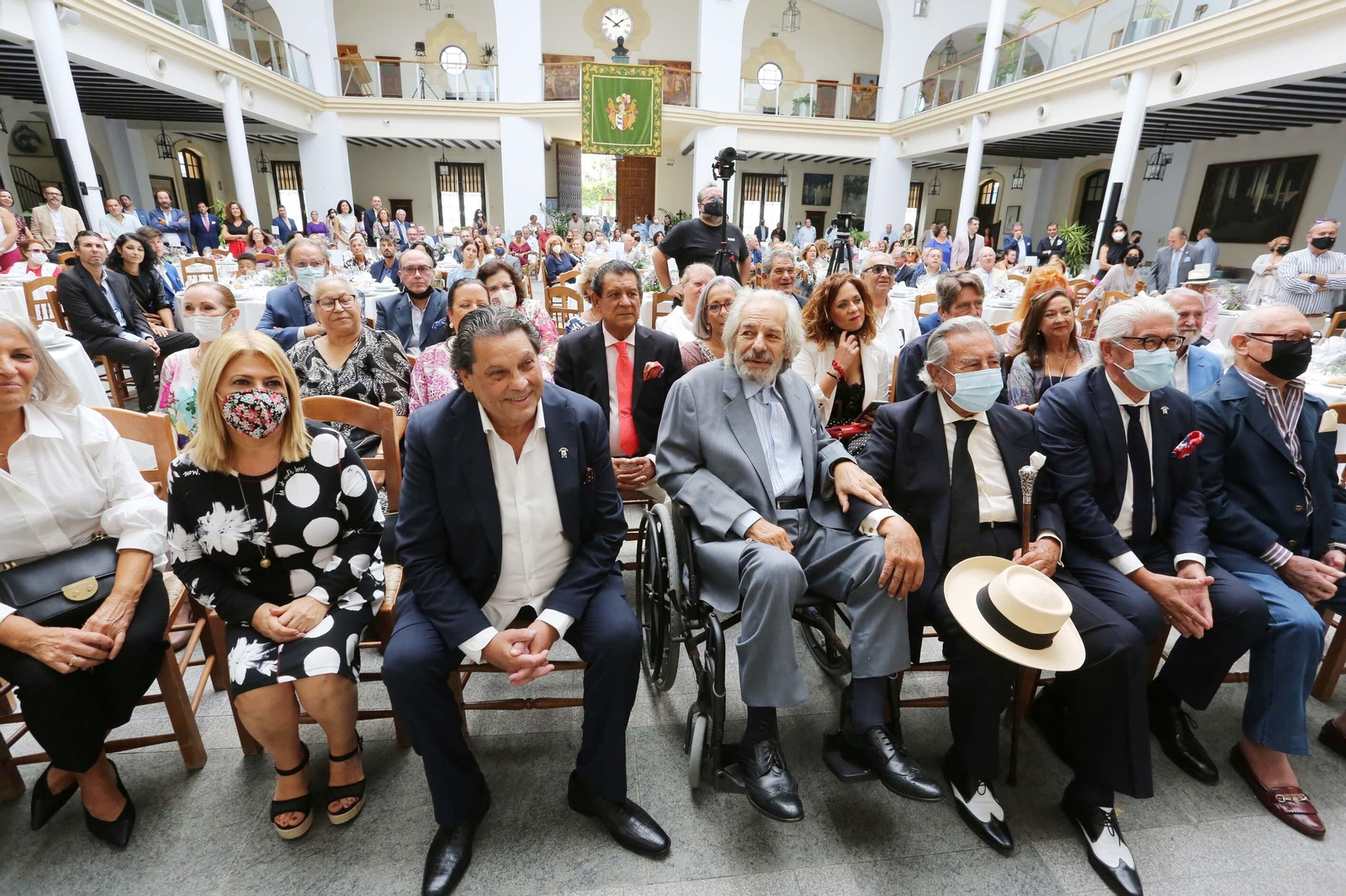 Rafael de Paula impone la insignia de oro de la peña Tío José de Paula a Manuel Morao en Jerez