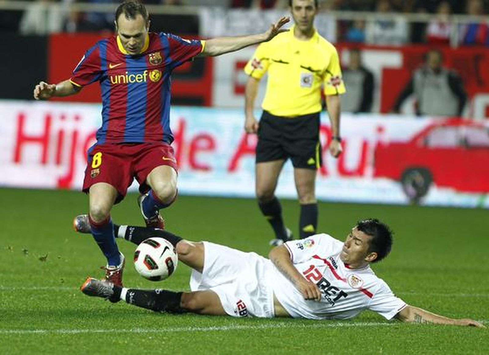 El Sevilla consigue sacar un punto ante el Barcelona en el Sánchez Pizjuán. / Antonio Pizarro