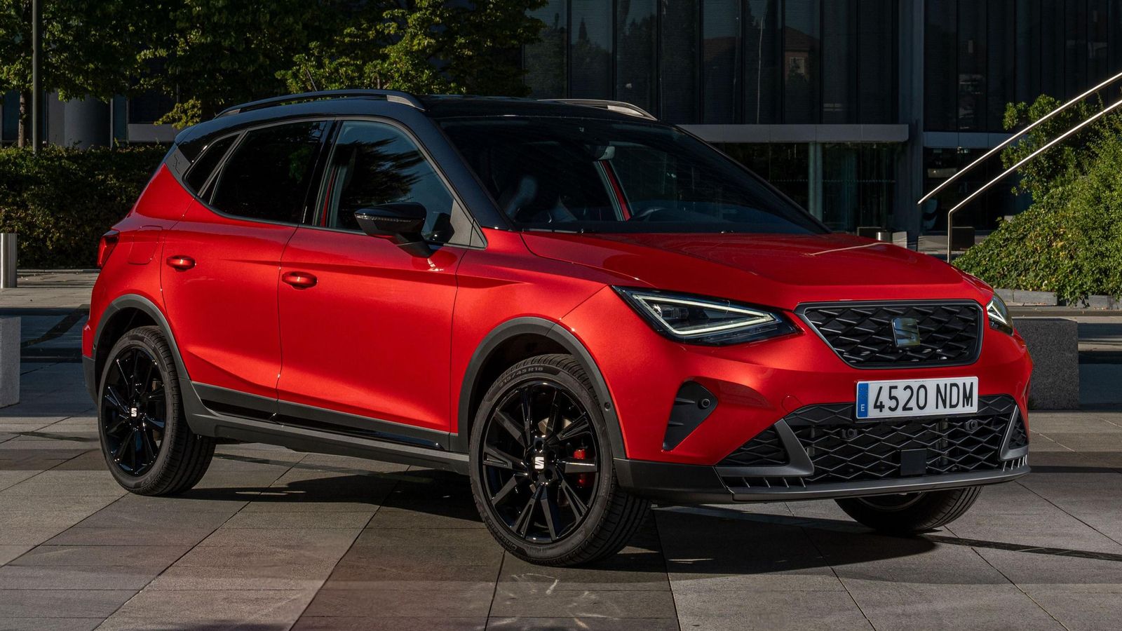 En el Arona no se emplea el mismo elemento negro en la zona inferior de las puertas del Ibiza, pero sí unas barras del techo en ese tono.