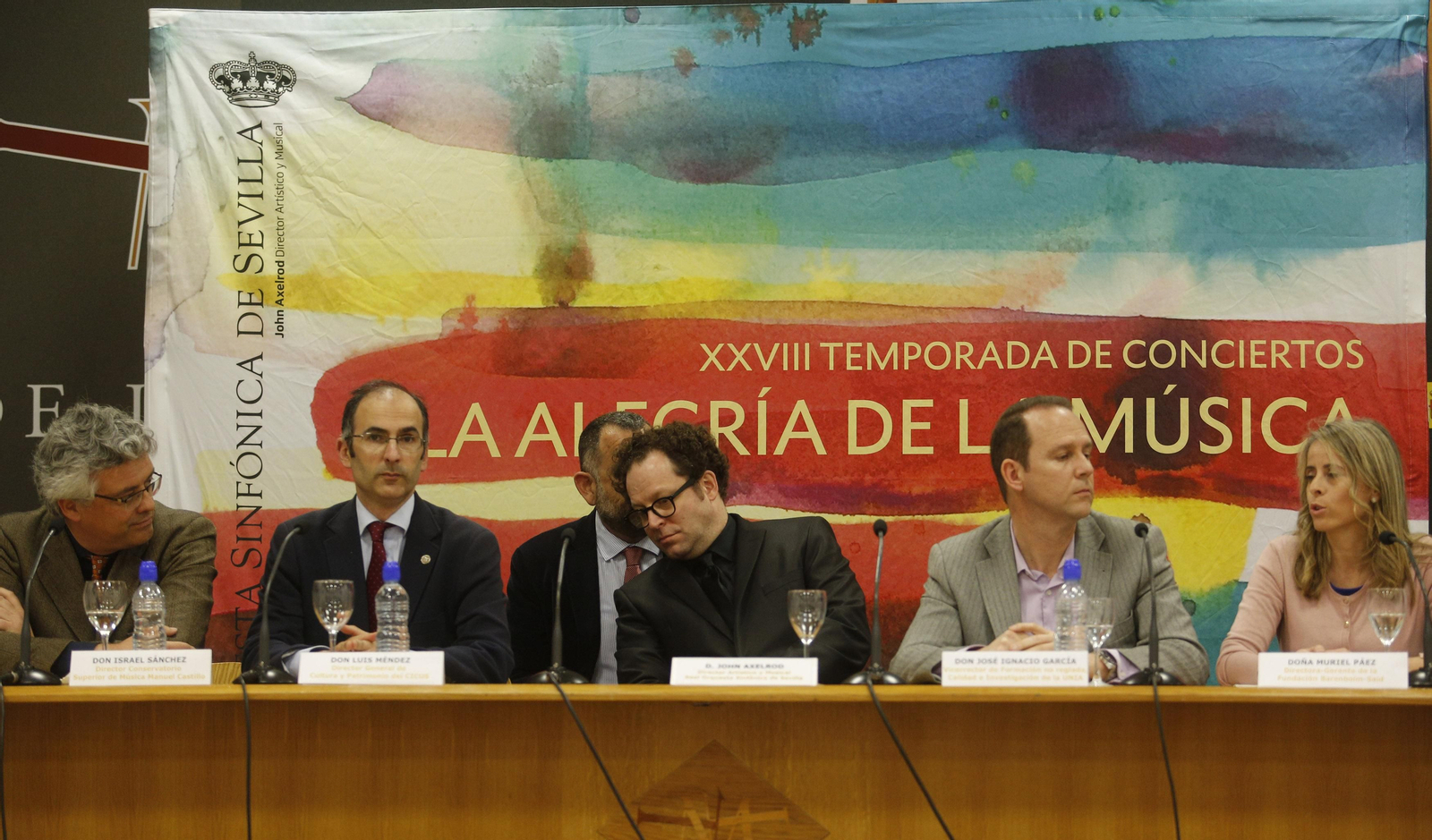 Representantes del Conservatorio Manuel Castillo, el Cicus, la Universidad Internacional de Andalucía y la Fundación Barenboim-Said, ayer junto a John Axelrod en el Maestranza.