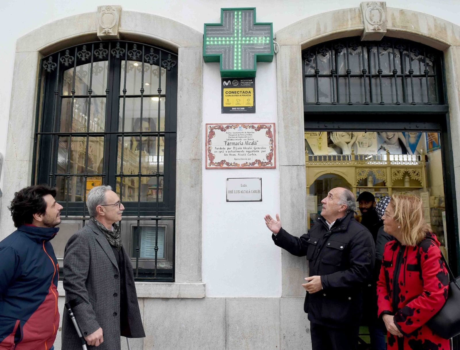 Momento de la inauguración de la placa de la Farmacia Alcalá